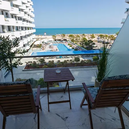 Aqua Vibes In Infinity Pool & Daire Navodari
