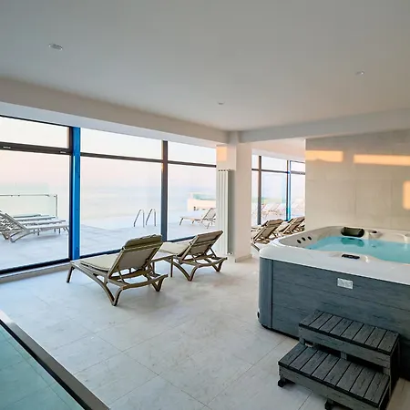 Aqua Vibes In Infinity Pool & Daire Navodari