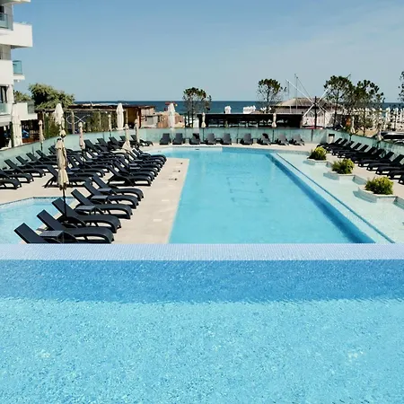 Aqua Vibes In Infinity Pool & *