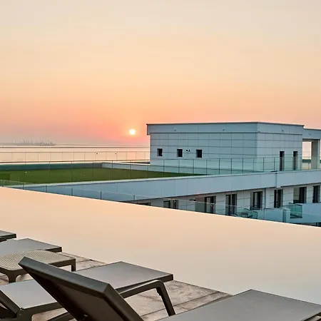 Aqua Vibes In Infinity Pool & Daire Navodari